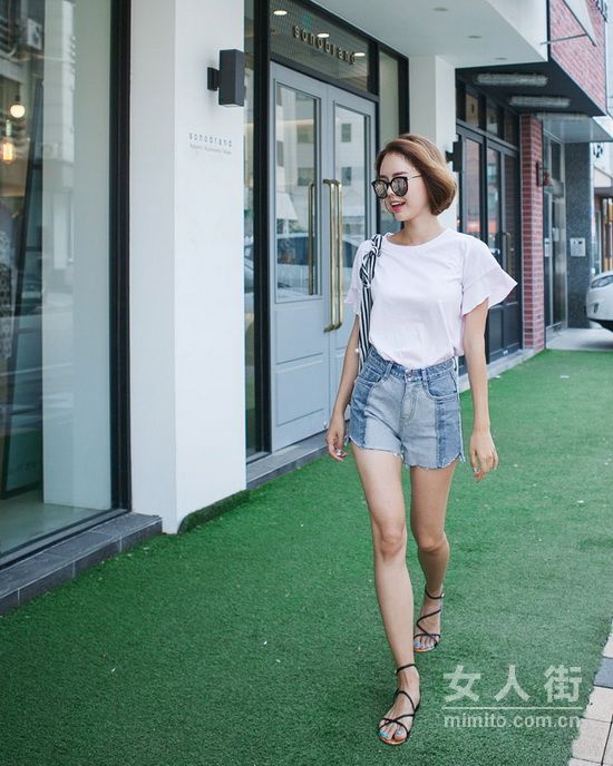 白T穿出女神范儿 7种基础穿法时髦一整夏